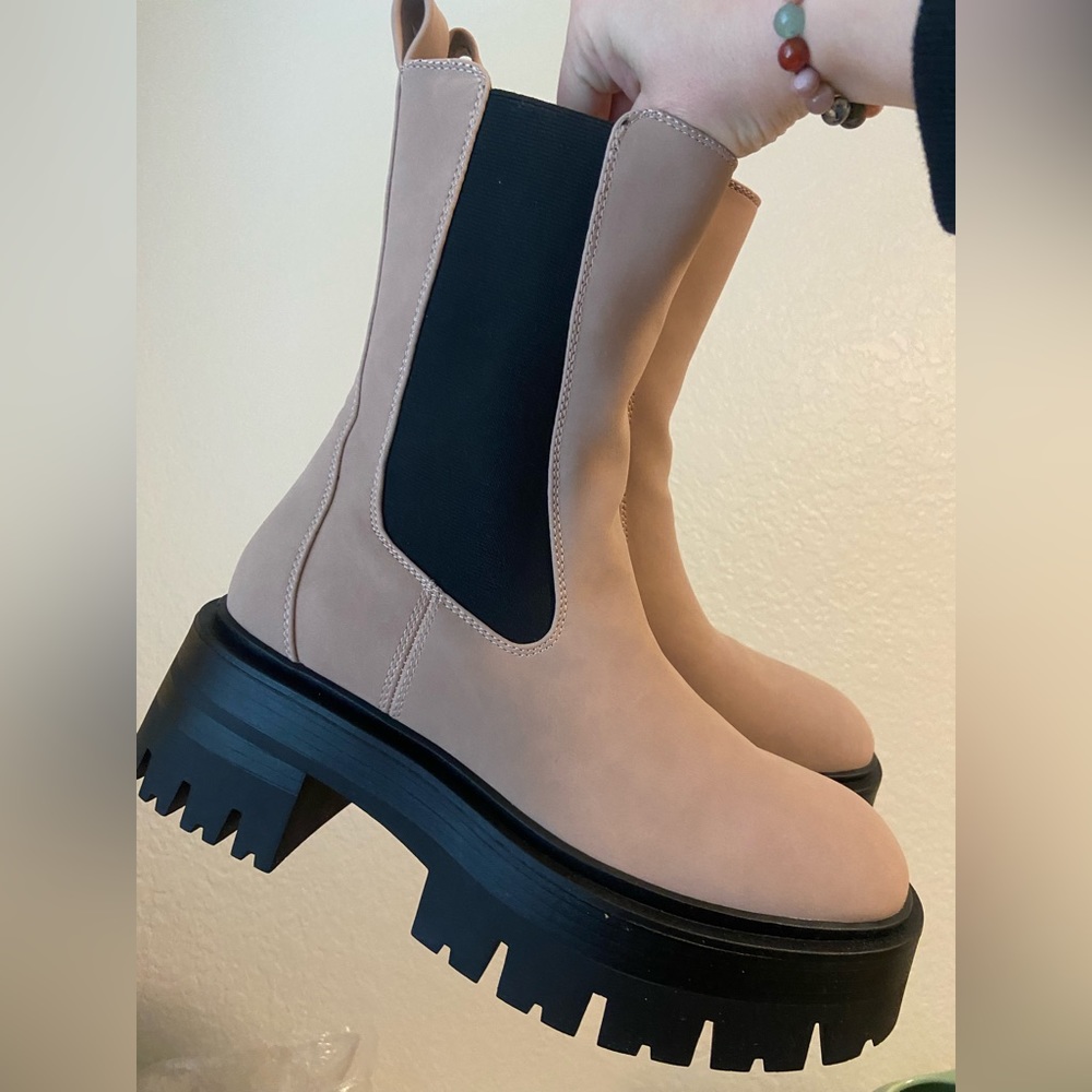 NWT Call it Spring Dafneyy Lug Chelsea Boot sz 9
